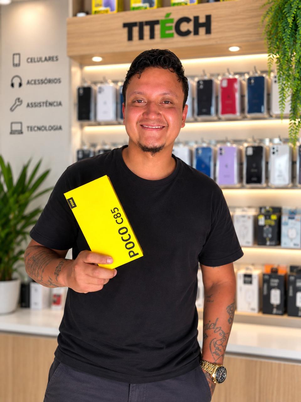 Cliente na loja TITÉCH com o aparelho escolhido