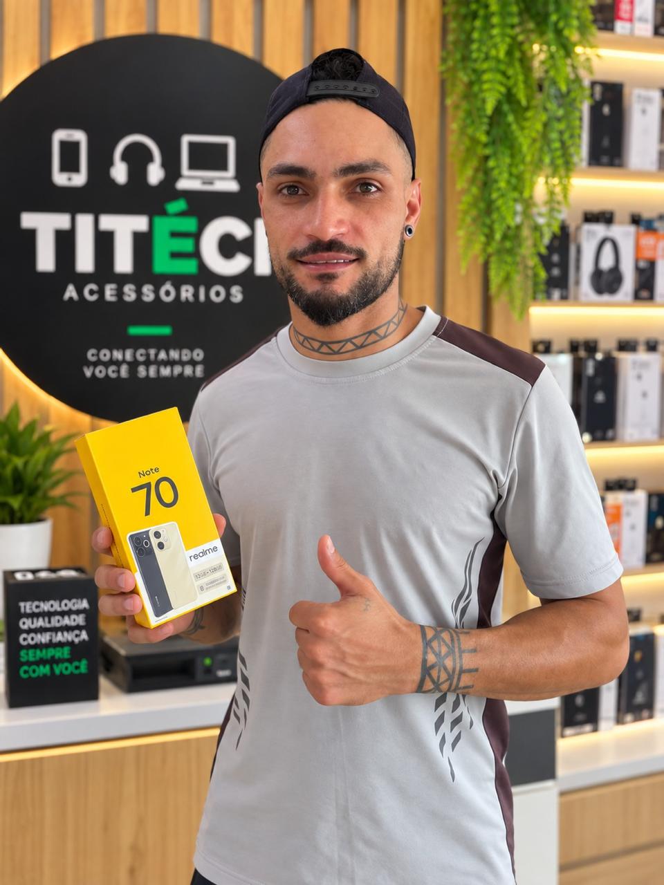 Cliente na loja TITÉCH com o aparelho escolhido
