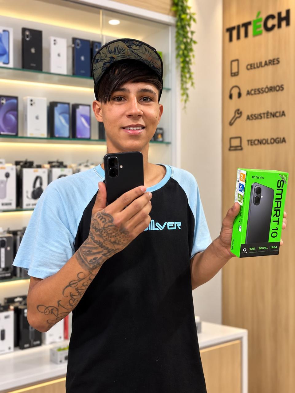Cliente na loja TITÉCH com o aparelho escolhido