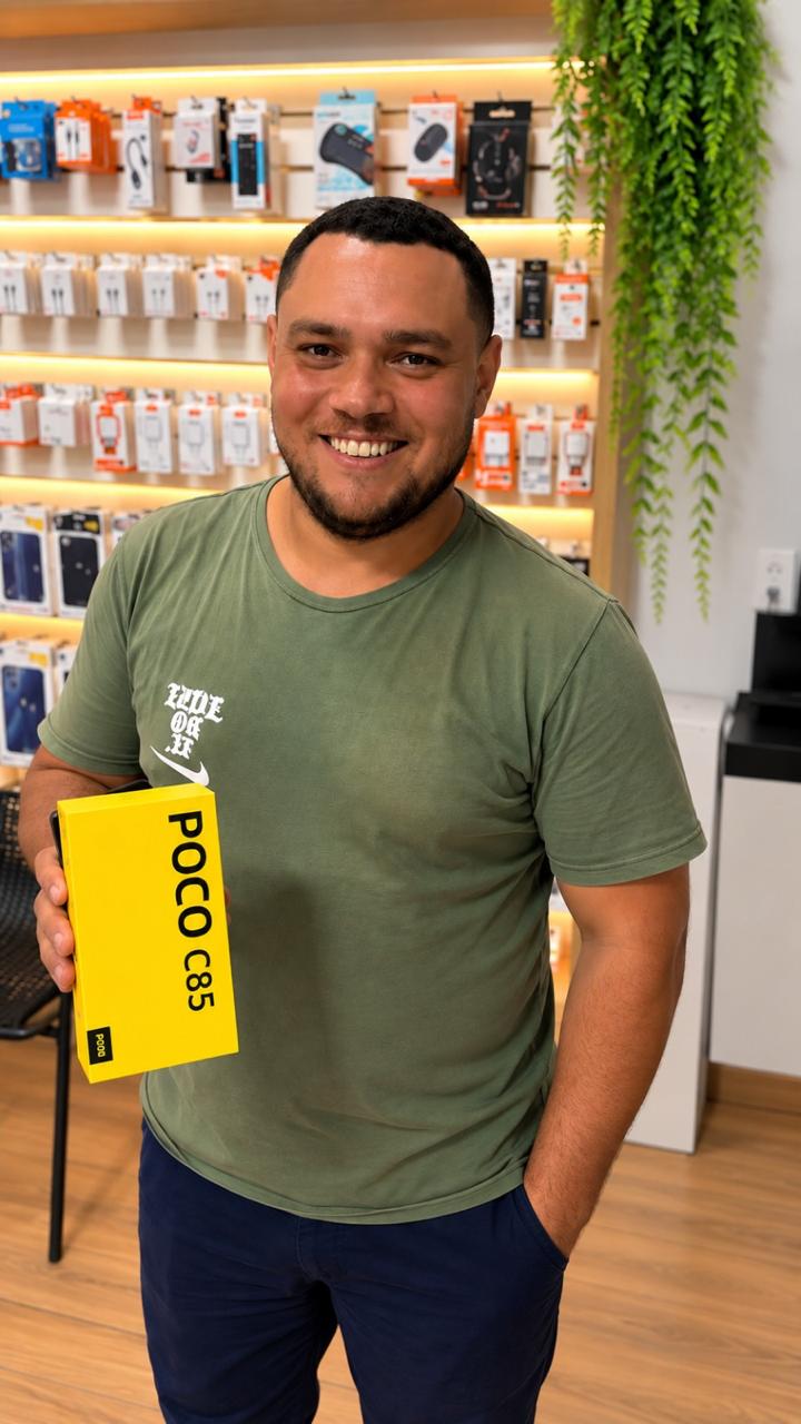 Cliente na loja TITÉCH com o aparelho escolhido