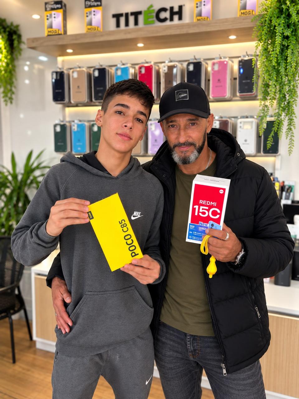Cliente na loja TITÉCH com o aparelho escolhido
