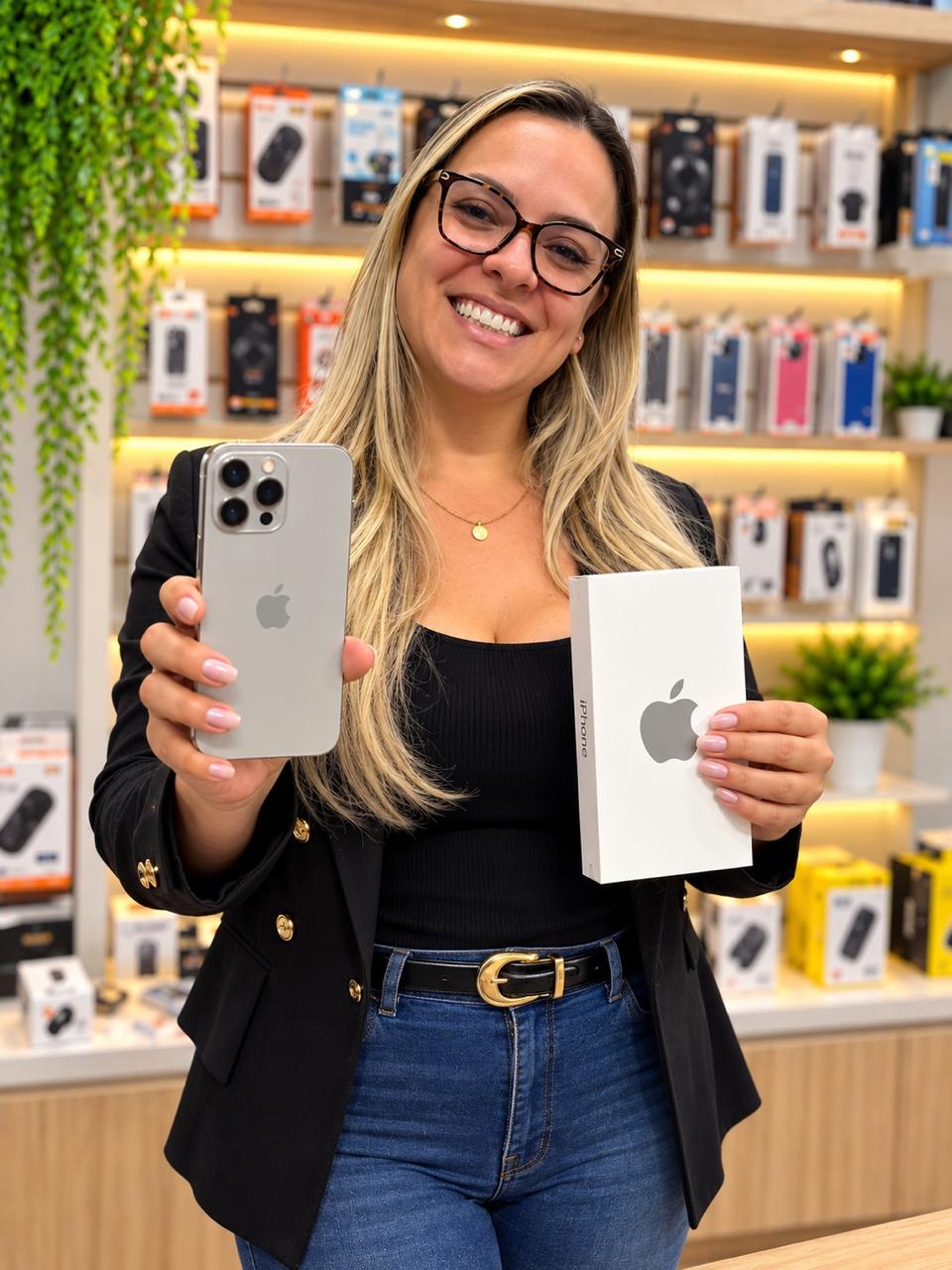 Cliente na loja TITÉCH com o aparelho escolhido
