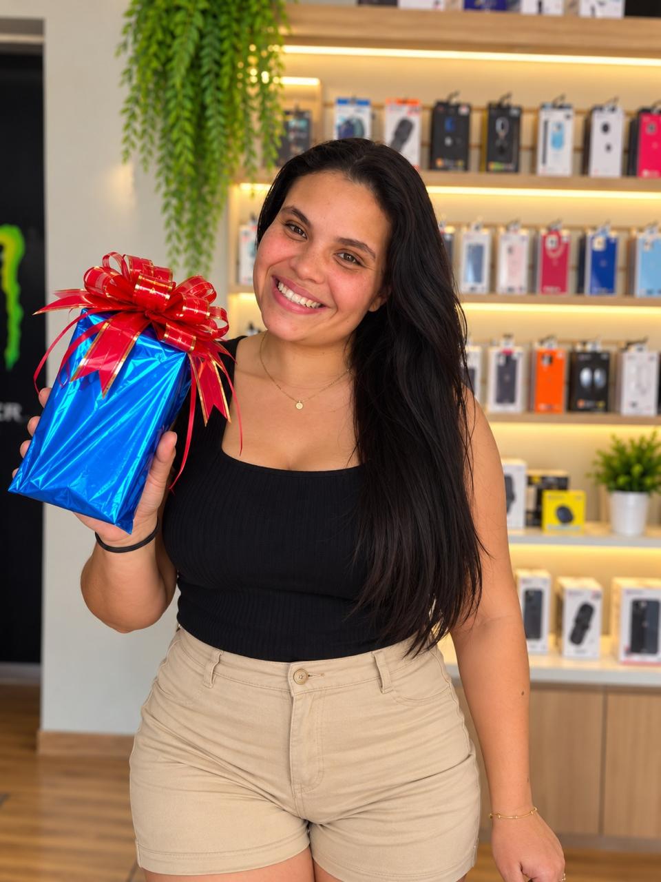 Cliente na loja TITÉCH com o aparelho escolhido