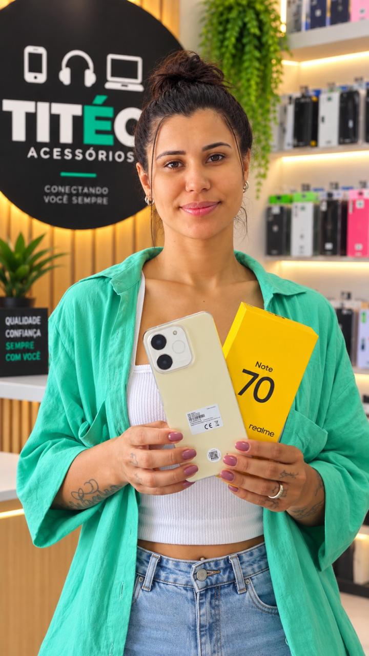 Cliente na loja TITÉCH com o aparelho escolhido