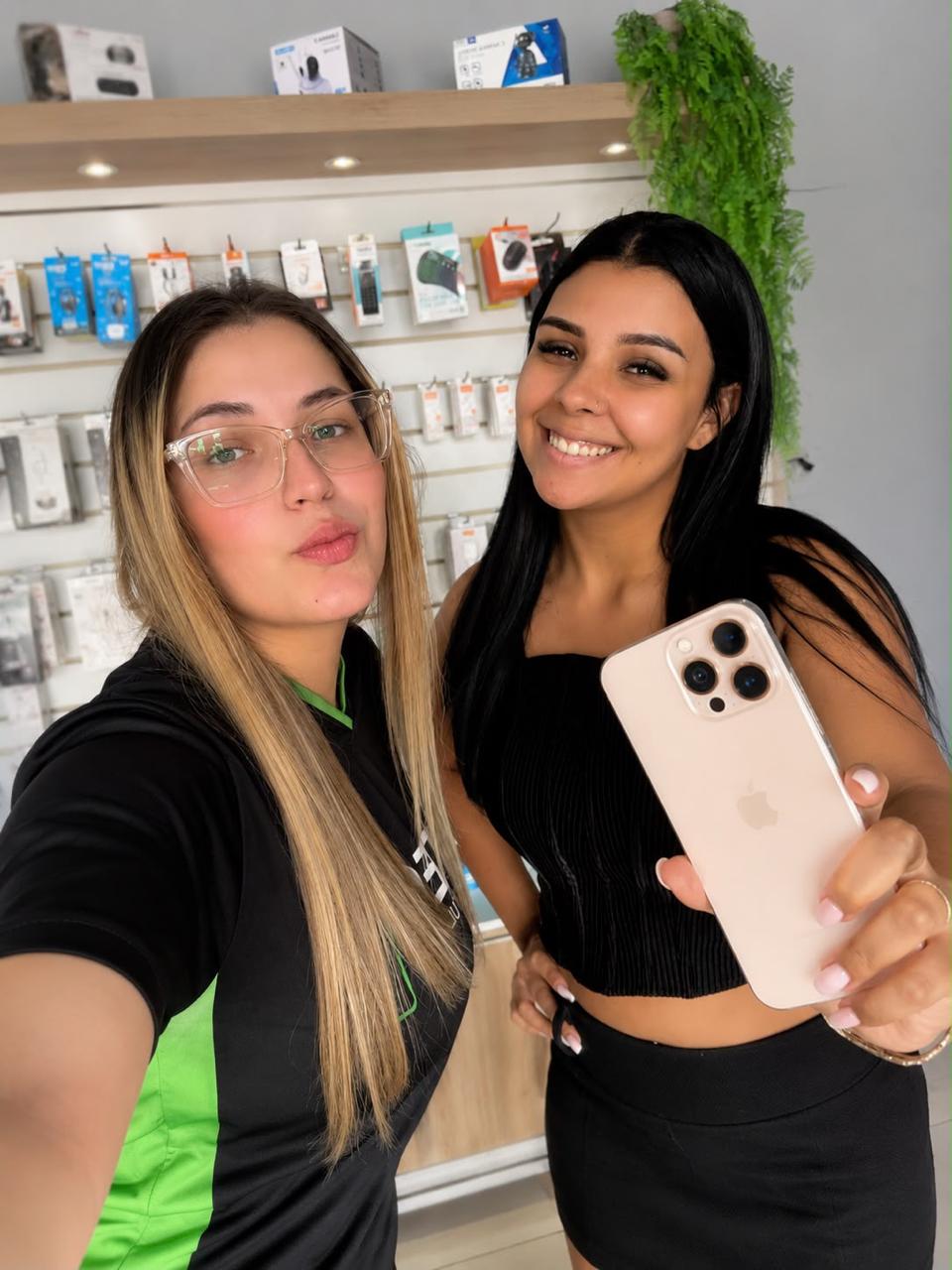 Cliente na loja TITÉCH com o aparelho escolhido