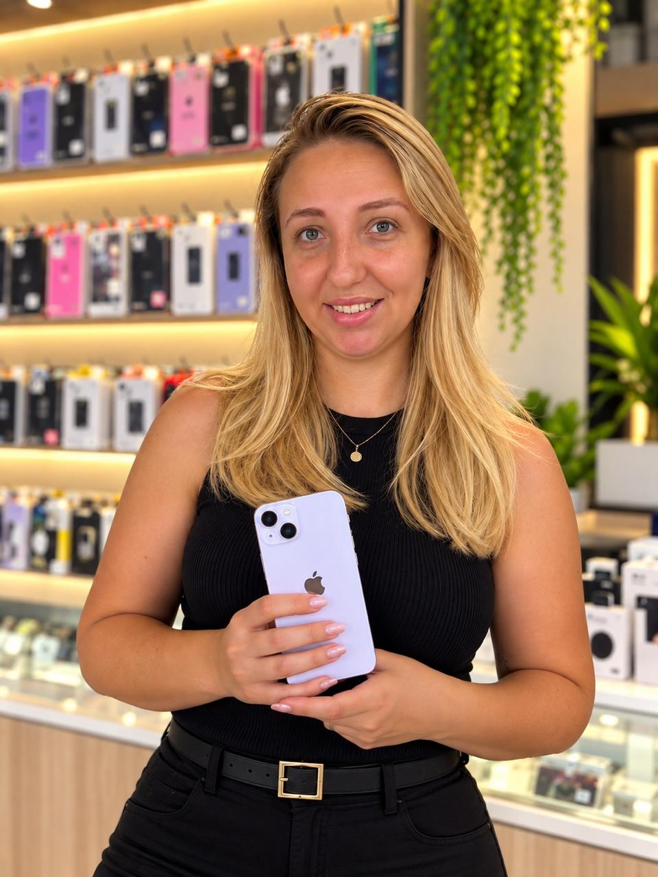 Cliente na loja TITÉCH com o aparelho escolhido