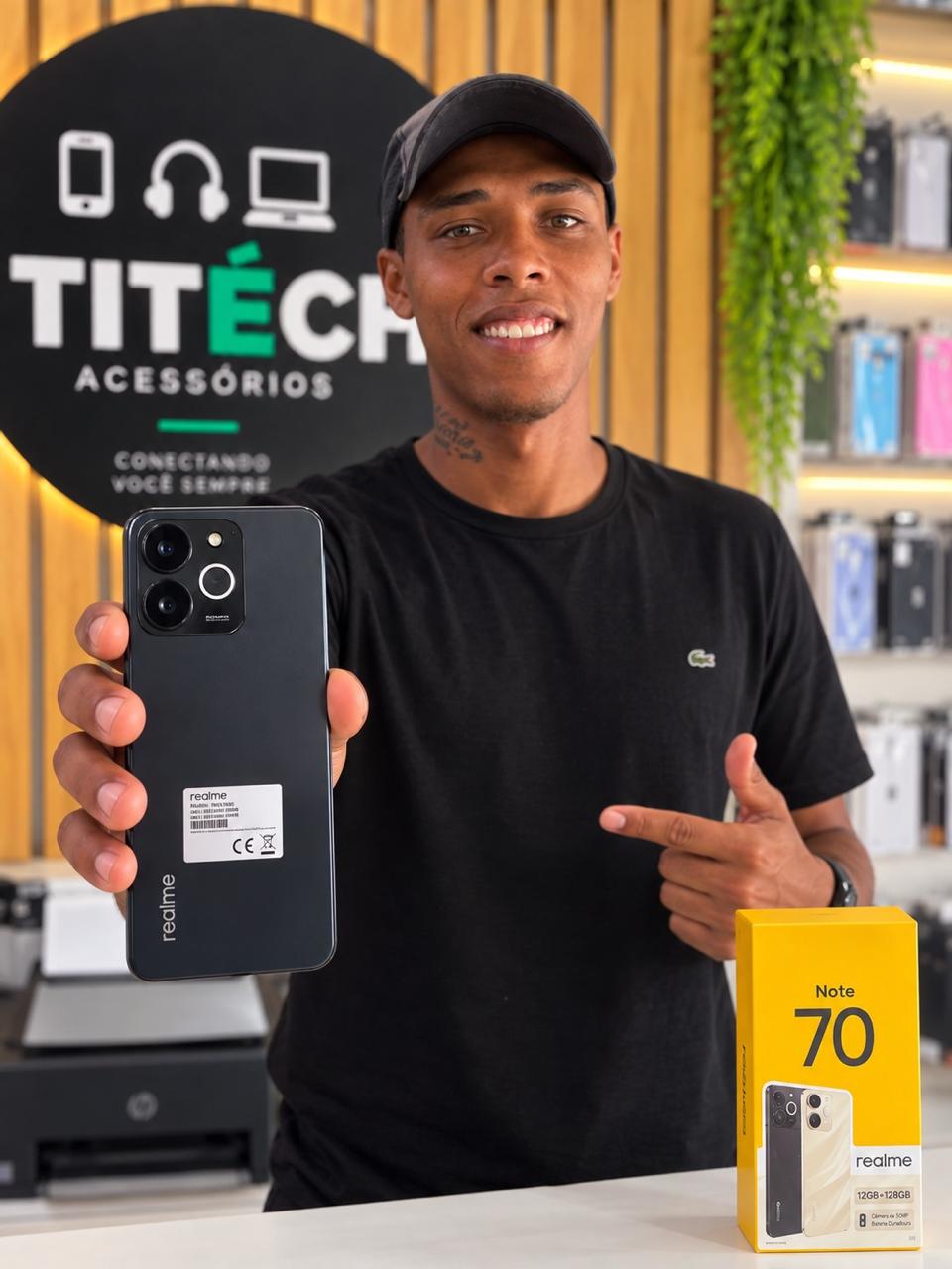 Cliente na loja TITÉCH com o aparelho escolhido