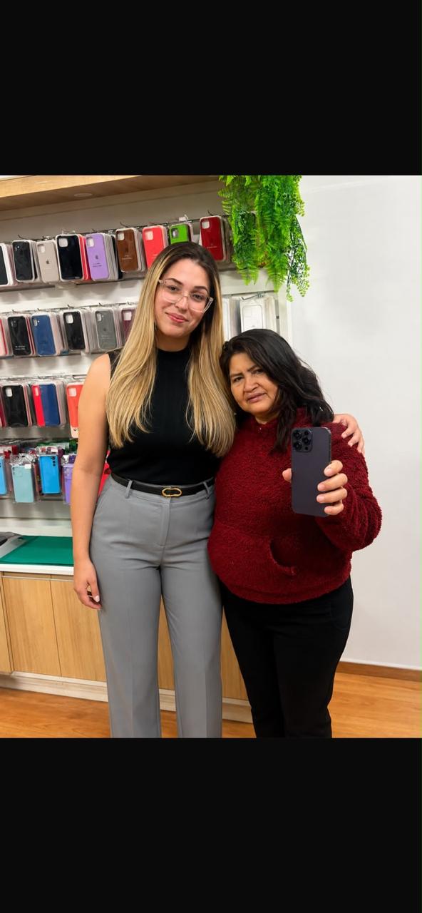 Cliente na loja TITÉCH com o aparelho escolhido