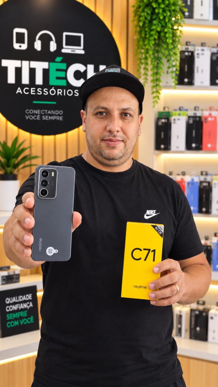Cliente na loja TITÉCH com o aparelho escolhido